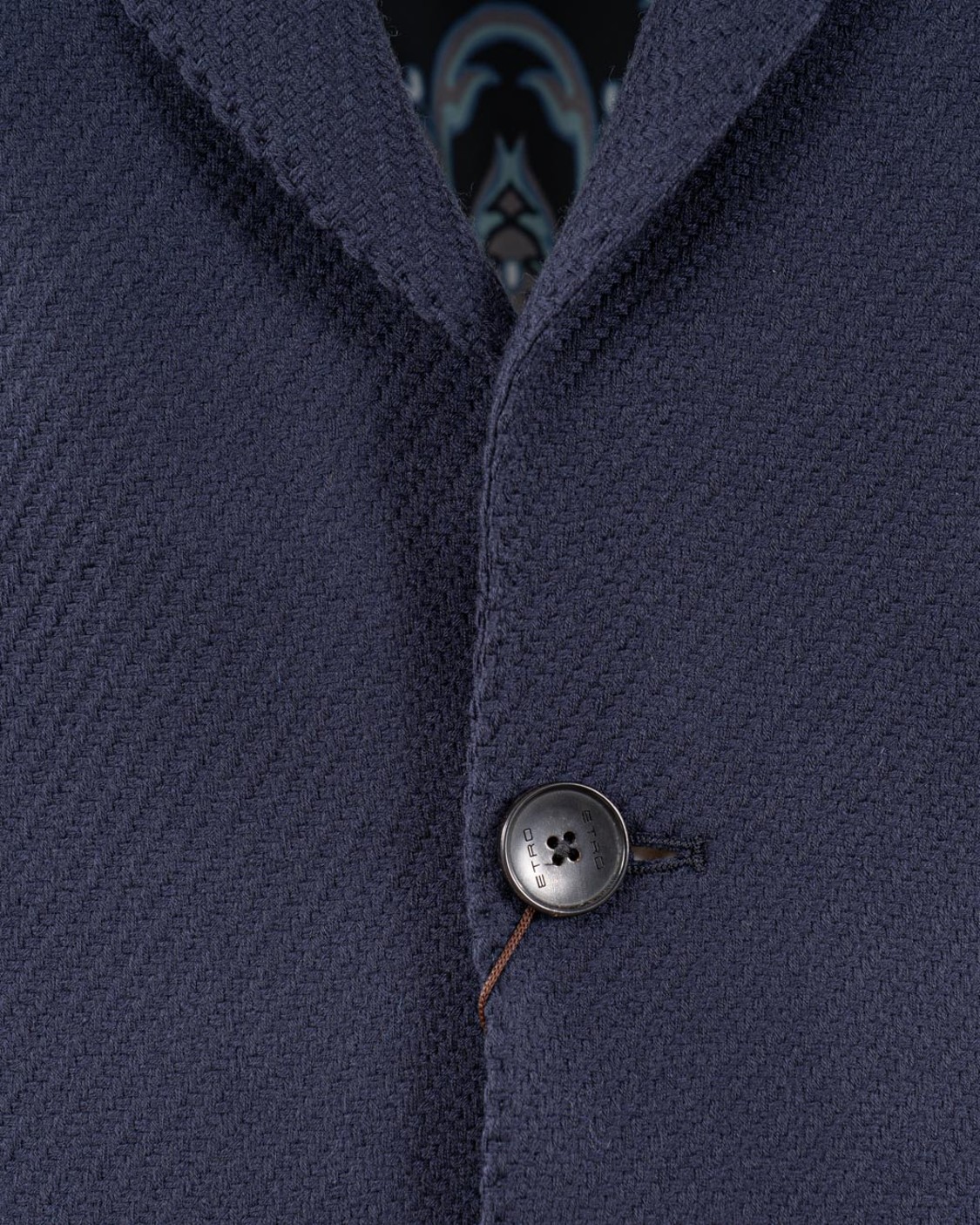 shop ETRO  Giacca: Etro blazer in lana.
Vestibilità regular.
Revers classico.
Chiusura monopetto con bottoni in corno.
Taschino a filetto sul petto.
Tasche laterali.
Sui polsi, il primo bottone presenta il logo "E" ricamato a mano con filo in contrasto.
Impunture AMF in tono sui margini di cucitura.
Spacchi posteriori.
Composizione: 100% LANA.
Made in Italy.. MRCA0028 99TU2J9-B0339 number 9043549